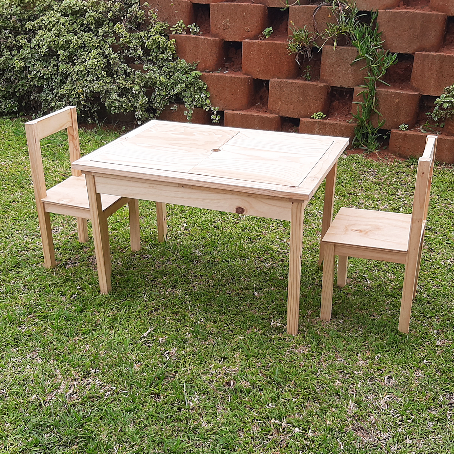 Sensory Table with Lid with chairs