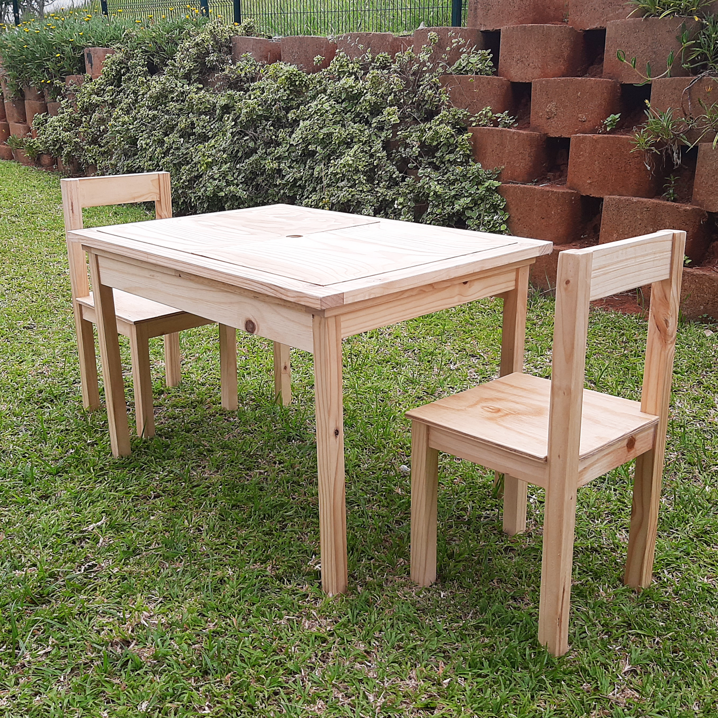 Sensory Table with Lid with chairs